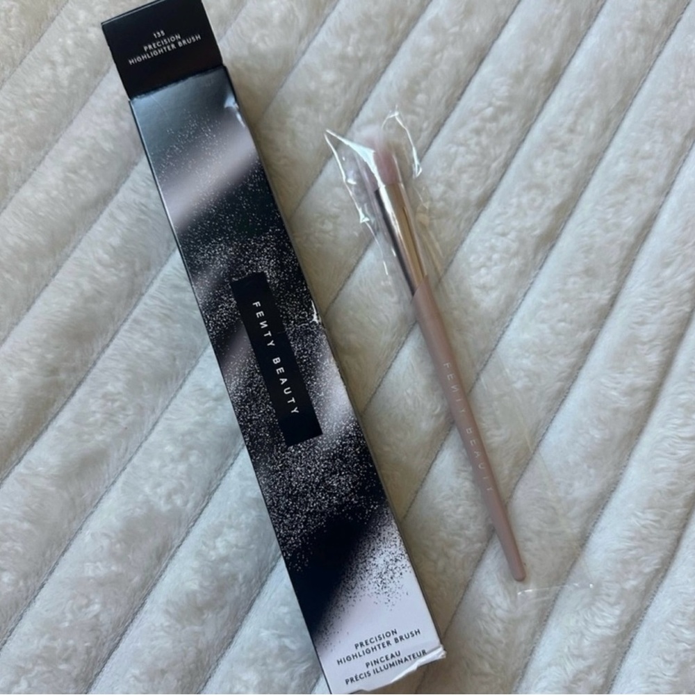 Fenty Beauty Precision Highlighter Brush